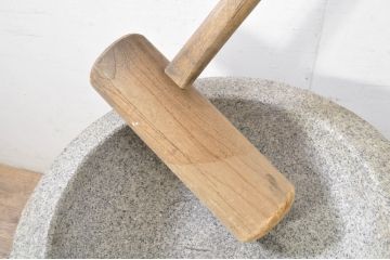 和製アンティーク　希少　古い時代の味わいを感じる台と杵(きね)つきの石臼(石うす、ディスプレイ、置き物)(R-080019)