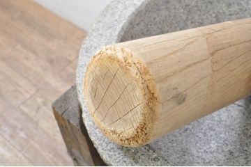 和製アンティーク　希少　古い時代の味わいを感じる台と杵(きね)つきの石臼(石うす、ディスプレイ、置き物)(R-080019)