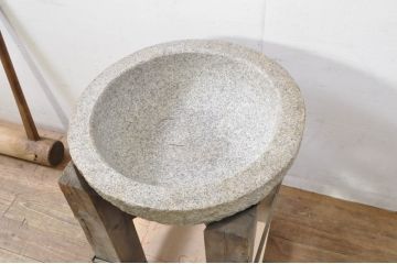 和製アンティーク　希少　古い時代の味わいを感じる台と杵(きね)つきの石臼(石うす、ディスプレイ、置き物)(R-080019)