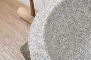 和製アンティーク　希少　古い時代の味わいを感じる台と杵(きね)つきの石臼(石うす、ディスプレイ、置き物)(R-080019)