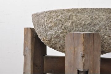 和製アンティーク　希少　古い時代の味わいを感じる台と杵(きね)つきの石臼(石うす、ディスプレイ、置き物)(R-080019)