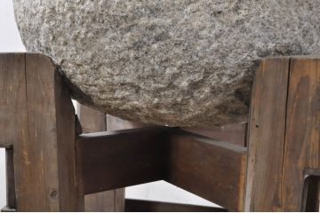 和製アンティーク　希少　古い時代の味わいを感じる台と杵(きね)つきの石臼(石うす、ディスプレイ、置き物)(R-080019)
