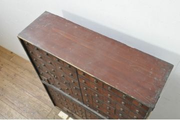 和製アンティーク　激レア!!　博物館クラス　最高のコンディション!!　前面欅(ケヤキ)材　玉杢　　銅金具　使い込まれた風合いが味わい深い二段重ねの薬箪笥(百目箪笥、薬タンス、小間物箪笥、引き出し、小物収納、店舗什器、チェスト)(R-080021)