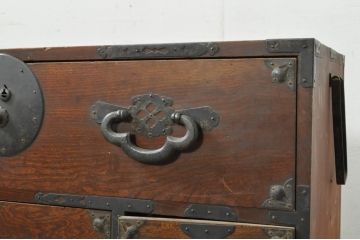 和製アンティーク　上手物　前面欅(ケヤキ)材　上杢　漆塗り　時代の流れを感じる佇まいが趣深い作りの良い会津箪笥ローボード(時代箪笥、アンティーク箪笥、和たんす、衣装タンス、引き出し、収納箪笥、テレビ台、テレビボード、サイドボード)(R-080022)