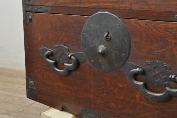 和製アンティーク　上手物　前面欅(ケヤキ)材　上杢　漆塗り　時代の流れを感じる佇まいが趣深い作りの良い会津箪笥ローボード(時代箪笥、アンティーク箪笥、和たんす、衣装タンス、引き出し、収納箪笥、テレビ台、テレビボード、サイドボード)(R-080022)