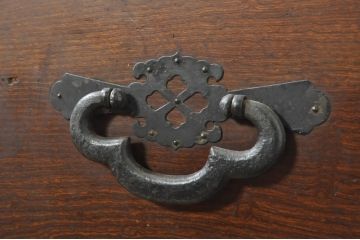 和製アンティーク　上手物　前面欅(ケヤキ)材　上杢　漆塗り　時代の流れを感じる佇まいが趣深い作りの良い会津箪笥ローボード(時代箪笥、アンティーク箪笥、和たんす、衣装タンス、引き出し、収納箪笥、テレビ台、テレビボード、サイドボード)(R-080022)