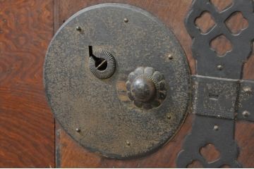 和製アンティーク　上手物　前面欅(ケヤキ)材　上杢　漆塗り　時代の流れを感じる佇まいが趣深い作りの良い会津箪笥ローボード(時代箪笥、アンティーク箪笥、和たんす、衣装タンス、引き出し、収納箪笥、テレビ台、テレビボード、サイドボード)(R-080022)