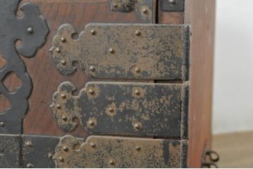 和製アンティーク　上手物　前面欅(ケヤキ)材　上杢　漆塗り　時代の流れを感じる佇まいが趣深い作りの良い会津箪笥ローボード(時代箪笥、アンティーク箪笥、和たんす、衣装タンス、引き出し、収納箪笥、テレビ台、テレビボード、サイドボード)(R-080022)