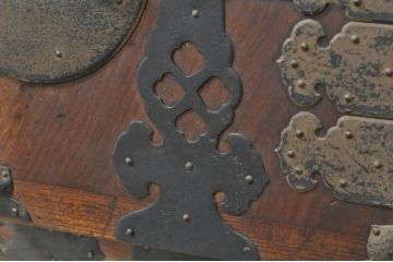 和製アンティーク　上手物　前面欅(ケヤキ)材　上杢　漆塗り　時代の流れを感じる佇まいが趣深い作りの良い会津箪笥ローボード(時代箪笥、アンティーク箪笥、和たんす、衣装タンス、引き出し、収納箪笥、テレビ台、テレビボード、サイドボード)(R-080022)