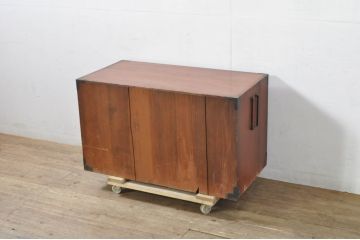 和製アンティーク　上手物　前面欅(ケヤキ)材　上杢　漆塗り　時代の流れを感じる佇まいが趣深い作りの良い会津箪笥ローボード(時代箪笥、アンティーク箪笥、和たんす、衣装タンス、引き出し、収納箪笥、テレビ台、テレビボード、サイドボード)(R-080023)
