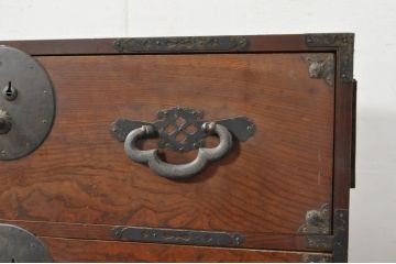 和製アンティーク　上手物　前面欅(ケヤキ)材　上杢　漆塗り　時代の流れを感じる佇まいが趣深い作りの良い会津箪笥ローボード(時代箪笥、アンティーク箪笥、和たんす、衣装タンス、引き出し、収納箪笥、テレビ台、テレビボード、サイドボード)(R-080023)