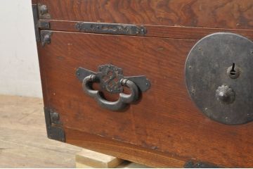 和製アンティーク　上手物　前面欅(ケヤキ)材　上杢　漆塗り　時代の流れを感じる佇まいが趣深い作りの良い会津箪笥ローボード(時代箪笥、アンティーク箪笥、和たんす、衣装タンス、引き出し、収納箪笥、テレビ台、テレビボード、サイドボード)(R-080023)