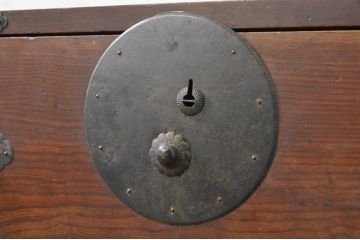 和製アンティーク　上手物　前面欅(ケヤキ)材　上杢　漆塗り　時代の流れを感じる佇まいが趣深い作りの良い会津箪笥ローボード(時代箪笥、アンティーク箪笥、和たんす、衣装タンス、引き出し、収納箪笥、テレビ台、テレビボード、サイドボード)(R-080023)