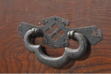 和製アンティーク　上手物　前面欅(ケヤキ)材　上杢　漆塗り　時代の流れを感じる佇まいが趣深い作りの良い会津箪笥ローボード(時代箪笥、アンティーク箪笥、和たんす、衣装タンス、引き出し、収納箪笥、テレビ台、テレビボード、サイドボード)(R-080023)