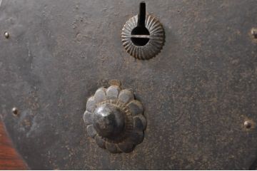 和製アンティーク　上手物　前面欅(ケヤキ)材　上杢　漆塗り　時代の流れを感じる佇まいが趣深い作りの良い会津箪笥ローボード(時代箪笥、アンティーク箪笥、和たんす、衣装タンス、引き出し、収納箪笥、テレビ台、テレビボード、サイドボード)(R-080023)