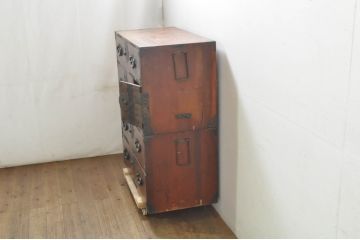 和製アンティーク　上手物　前面欅(ケヤキ)材　上杢　漆塗り　時代の流れを感じる佇まいが趣深い作りの良い二段重ね会津箪笥(時代箪笥、アンティーク箪笥、和たんす、衣装タンス、収納箪笥、引き出し)(R-080024)