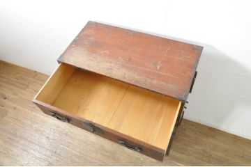 和製アンティーク　上手物　前面欅(ケヤキ)材　上杢　漆塗り　時代の流れを感じる佇まいが趣深い作りの良い二段重ね会津箪笥(時代箪笥、アンティーク箪笥、和たんす、衣装タンス、収納箪笥、引き出し)(R-080024)