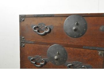 和製アンティーク　上手物　前面欅(ケヤキ)材　上杢　漆塗り　時代の流れを感じる佇まいが趣深い作りの良い二段重ね会津箪笥(時代箪笥、アンティーク箪笥、和たんす、衣装タンス、収納箪笥、引き出し)(R-080024)