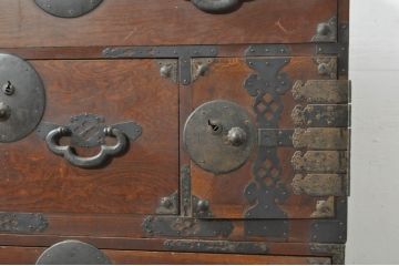 和製アンティーク　上手物　前面欅(ケヤキ)材　上杢　漆塗り　時代の流れを感じる佇まいが趣深い作りの良い二段重ね会津箪笥(時代箪笥、アンティーク箪笥、和たんす、衣装タンス、収納箪笥、引き出し)(R-080024)