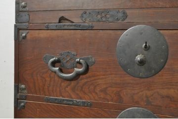 和製アンティーク　上手物　前面欅(ケヤキ)材　上杢　漆塗り　時代の流れを感じる佇まいが趣深い作りの良い二段重ね会津箪笥(時代箪笥、アンティーク箪笥、和たんす、衣装タンス、収納箪笥、引き出し)(R-080024)