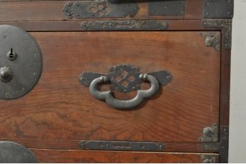 和製アンティーク　上手物　前面欅(ケヤキ)材　上杢　漆塗り　時代の流れを感じる佇まいが趣深い作りの良い二段重ね会津箪笥(時代箪笥、アンティーク箪笥、和たんす、衣装タンス、収納箪笥、引き出し)(R-080024)