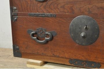 和製アンティーク　上手物　前面欅(ケヤキ)材　上杢　漆塗り　時代の流れを感じる佇まいが趣深い作りの良い二段重ね会津箪笥(時代箪笥、アンティーク箪笥、和たんす、衣装タンス、収納箪笥、引き出し)(R-080024)