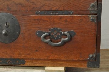 和製アンティーク　上手物　前面欅(ケヤキ)材　上杢　漆塗り　時代の流れを感じる佇まいが趣深い作りの良い二段重ね会津箪笥(時代箪笥、アンティーク箪笥、和たんす、衣装タンス、収納箪笥、引き出し)(R-080024)