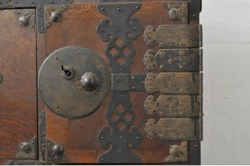 和製アンティーク　上手物　前面欅(ケヤキ)材　上杢　漆塗り　時代の流れを感じる佇まいが趣深い作りの良い二段重ね会津箪笥(時代箪笥、アンティーク箪笥、和たんす、衣装タンス、収納箪笥、引き出し)(R-080024)
