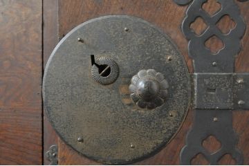 和製アンティーク　上手物　前面欅(ケヤキ)材　上杢　漆塗り　時代の流れを感じる佇まいが趣深い作りの良い二段重ね会津箪笥(時代箪笥、アンティーク箪笥、和たんす、衣装タンス、収納箪笥、引き出し)(R-080024)