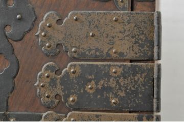 和製アンティーク　上手物　前面欅(ケヤキ)材　上杢　漆塗り　時代の流れを感じる佇まいが趣深い作りの良い二段重ね会津箪笥(時代箪笥、アンティーク箪笥、和たんす、衣装タンス、収納箪笥、引き出し)(R-080024)