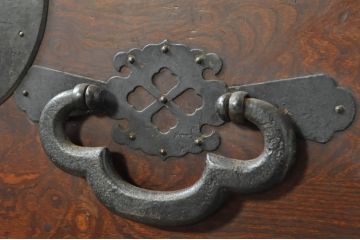 和製アンティーク　上手物　前面欅(ケヤキ)材　上杢　漆塗り　時代の流れを感じる佇まいが趣深い作りの良い二段重ね会津箪笥(時代箪笥、アンティーク箪笥、和たんす、衣装タンス、収納箪笥、引き出し)(R-080024)