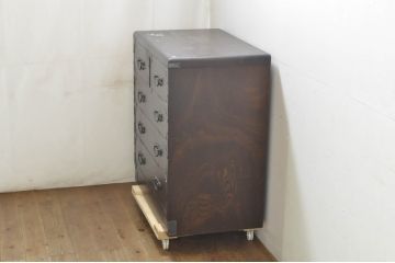 中古　国産　民芸家具　小振りな金具付きのアンティーク調民芸箪笥(タンス、収納たんす、整理箪笥、引き出し)(R-080025)