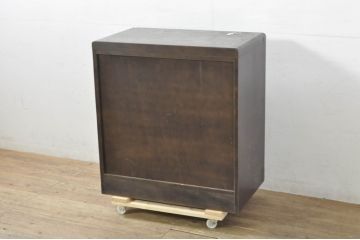 中古　国産　民芸家具　小振りな金具付きのアンティーク調民芸箪笥(タンス、収納たんす、整理箪笥、引き出し)(R-080025)
