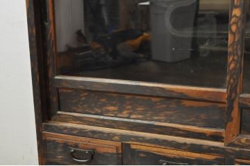 和製アンティーク　特上!!　特注品!!　会津の商家から出た 前面黒柿材　孔雀杢が味わい深い豪華な作りの筆返し付き高級茶箪笥(茶棚、飾り棚、収納棚、戸棚)(R-080026)