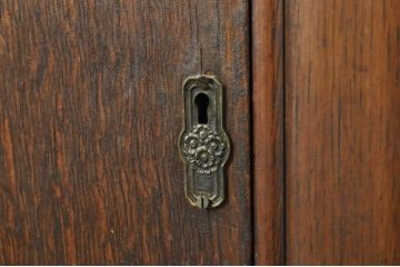 イギリスアンティーク　オーク材　使い込まれた風合いが味わい深いサイドボード(サイドキャビネット、納棚、戸棚、英国)(R-080028)