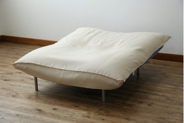 中古　フランス　Ligne Roset(リーン・ロゼ)　ROSETCalin(ロゼカラン)　張り地Lランク　専用イージーカバー付き　12段階リクライニング付き　おしゃれなスチールレッグの1Pソファ　定価約30万円相当　(R-080030)