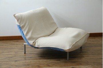 中古　フランス　Ligne Roset(リーン・ロゼ)　ROSETCalin(ロゼカラン)　張り地Lランク　専用イージーカバー付き　12段階リクライニング付き　おしゃれなスチールレッグの1Pソファ　定価約30万円相当　(R-080030)