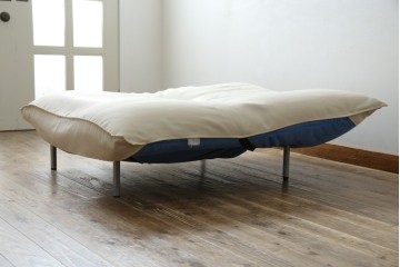 中古　フランス　Ligne Roset(リーン・ロゼ)　ROSETCalin(ロゼカラン)　張り地Lランク　専用イージーカバー付き　12段階リクライニング付き　おしゃれなスチールレッグの1Pソファ　定価約30万円相当　(R-080030)