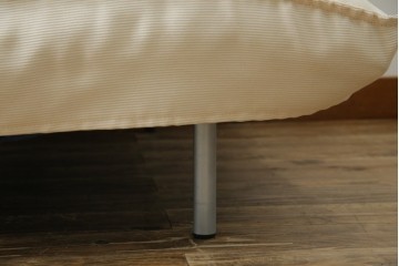 中古　フランス　Ligne Roset(リーン・ロゼ)　ROSETCalin(ロゼカラン)　張り地Lランク　専用イージーカバー付き　12段階リクライニング付き　おしゃれなスチールレッグの1Pソファ　定価約30万円相当　(R-080030)