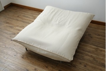中古　フランス　Ligne Roset(リーン・ロゼ)　ROSETCalin(ロゼカラン)　張り地Lランク　専用イージーカバー付き　12段階リクライニング付き　おしゃれなスチールレッグの1Pソファ　定価約30万円相当　(R-080030)