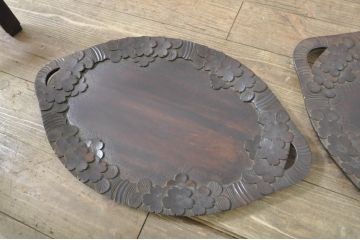 中古　美品　軽井沢彫り　縁取りとして施された桜の彫刻がアクセントのトレー(お盆)付きサイドテーブル(ナイトテーブル、花台、飾り台)(R-080040)