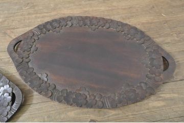 中古　美品　軽井沢彫り　縁取りとして施された桜の彫刻がアクセントのトレー(お盆)付きサイドテーブル(ナイトテーブル、花台、飾り台)(R-080040)