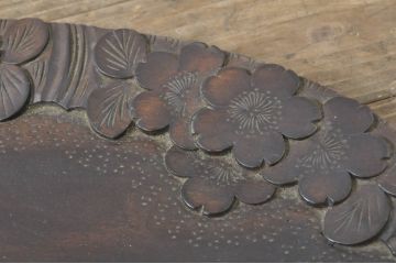 中古　美品　軽井沢彫り　縁取りとして施された桜の彫刻がアクセントのトレー(お盆)付きサイドテーブル(ナイトテーブル、花台、飾り台)(R-080040)