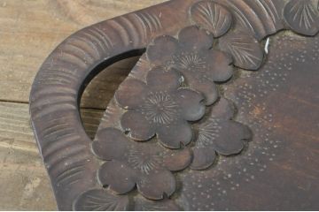 中古　美品　軽井沢彫り　縁取りとして施された桜の彫刻がアクセントのトレー(お盆)付きサイドテーブル(ナイトテーブル、花台、飾り台)(R-080040)