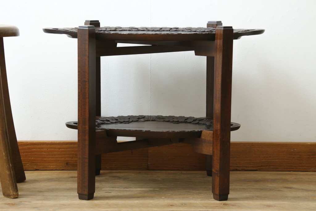 中古　美品　軽井沢彫　天板が取り外せてトレーとしても使えて便利!　桜の彫刻がアクセントのサイドテーブル　(R-080040)