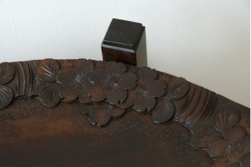 中古　美品　軽井沢彫　天板が取り外せてトレーとしても使えて便利!　桜の彫刻がアクセントのサイドテーブル　(R-080040)