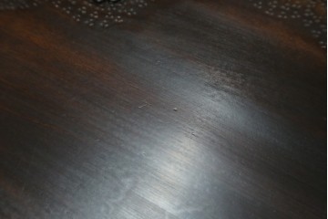中古　美品　軽井沢彫　天板が取り外せてトレーとしても使えて便利!　桜の彫刻がアクセントのサイドテーブル　(R-080040)