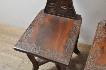 中古　軽井沢彫り　桜　贅沢な総彫り仕上げの板座チェア2脚セット(ダイニングチェア、アームレスチェア、椅子、イス、バラ売り可能)(R-080042)
