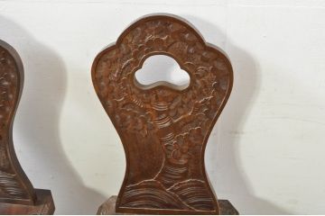 中古　軽井沢彫り　桜　贅沢な総彫り仕上げの板座チェア2脚セット(ダイニングチェア、アームレスチェア、椅子、イス、バラ売り可能)(R-080042)