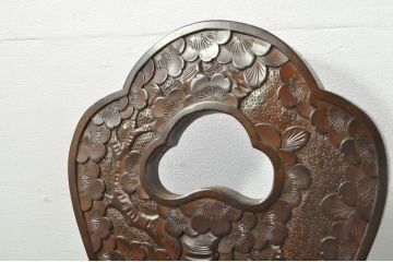 中古　軽井沢彫り　桜　贅沢な総彫り仕上げの板座チェア2脚セット(ダイニングチェア、アームレスチェア、椅子、イス、バラ売り可能)(R-080042)